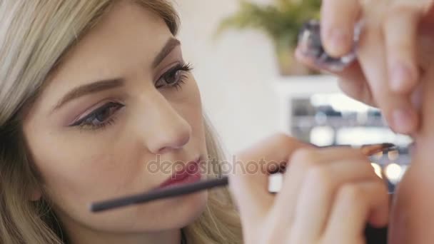Maquillaje artista aplicación de maquillaje a los modelos de ojo. Vista de cerca . — Vídeos de Stock