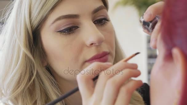 Make-up artist, smink szem modellek alkalmazása. Zár megjelöl kilátás. — Stock videók