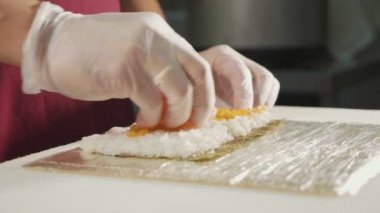 Ticari mutfak, rulo hazırlanıyor profesyonel suşi şefi yakın çekim.