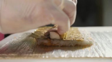 Ticari mutfak, rulo hazırlanıyor profesyonel suşi şefi yakın çekim.