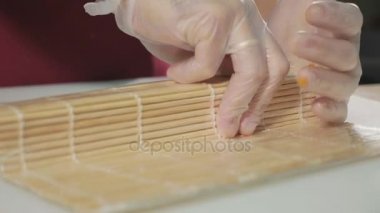 Ticari mutfak, rulo hazırlanıyor profesyonel suşi şefi yakın çekim.