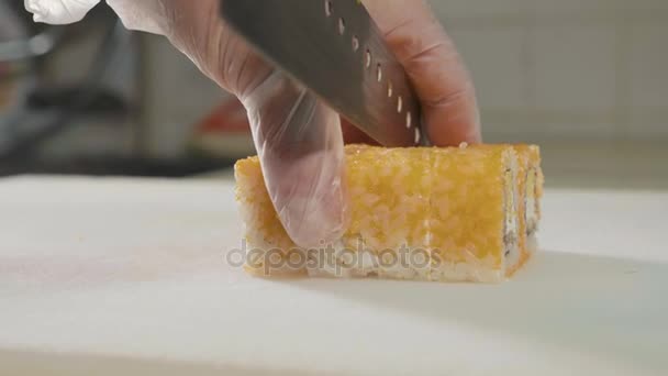 Chef de sushi profesional preparando rollo en la cocina comercial, primer plano . — Vídeos de Stock