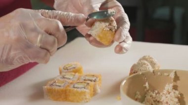 Ticari mutfak, rulo hazırlanıyor profesyonel suşi şefi yakın çekim.