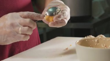 Ticari mutfak, rulo hazırlanıyor profesyonel suşi şefi yakın çekim.