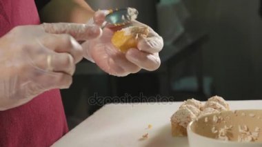 Ticari mutfak, rulo hazırlanıyor profesyonel suşi şefi yakın çekim.