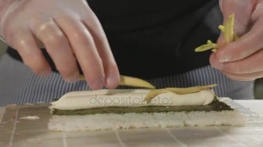 Ticari mutfak, rulo hazırlanıyor profesyonel suşi şefi yakın çekim.