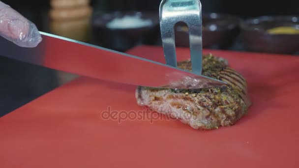 Chef rebanando carne de cerdo cocida en la cocina comercial — Vídeos de Stock