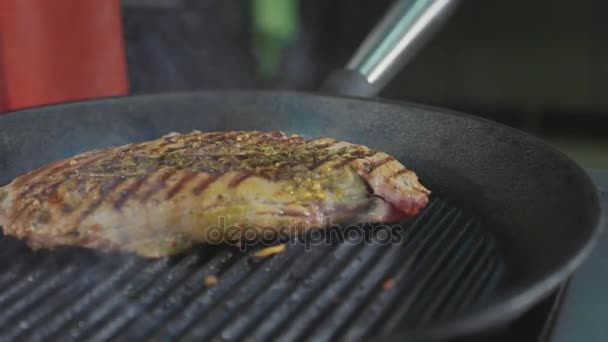 Fast fertiges Steak auf Bratpfanne in der Großküche, Nahaufnahme — Stockvideo
