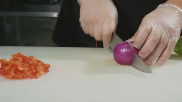Слайд-замедленная съемка профессионального повара, нарезание овощей крупным планом — стоковое видео