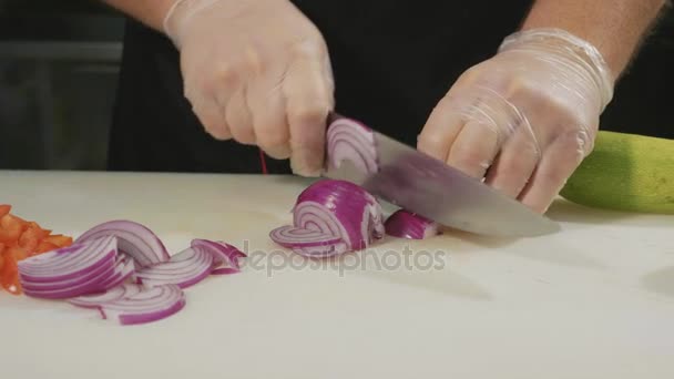 Deslize câmera lenta de chef profissional cortar legumes, close-up — Vídeo de Stock