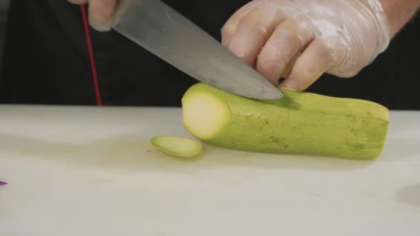 Slow-motion van professionele chef-kok hakken van groenten, close-up schuif — Stockvideo