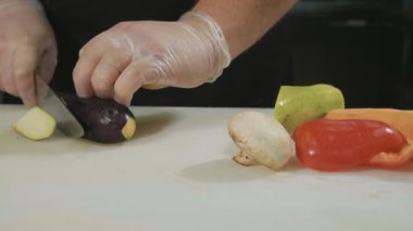 Ağır çekim Profesyonel Chef sebze, yakın çekim doğrama slayt