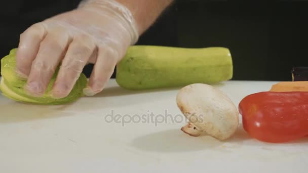 Slow-motion van professionele chef-kok hakken van groenten, close-up schuif — Stockvideo