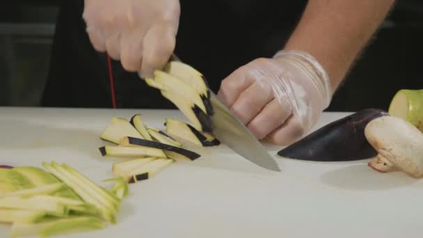 Slow-motion van professionele chef-kok hakken van groenten, close-up schuif — Stockvideo