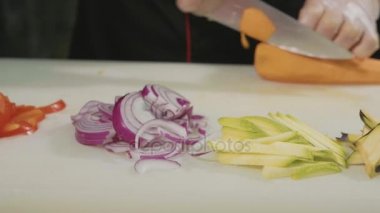 Ağır çekim Profesyonel Chef sebze, yakın çekim doğrama slayt