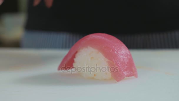 Primer plano de chef pone listo para comer susi en la tabla de cortar para servir — Vídeos de Stock