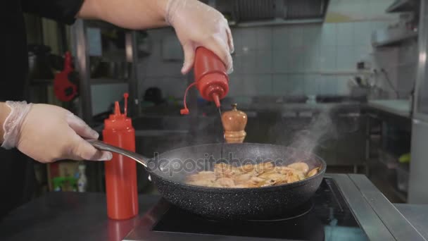 Chef frying shrimps on a pan, pouring sause and tossing it close-up slow motion. — Stock Video