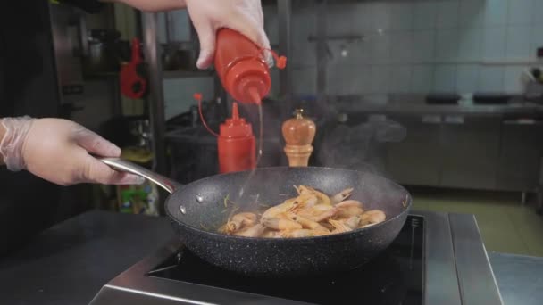 厨师煎虾在平底锅, 倾吐汁和折腾它特写的慢动作. — 图库视频影像