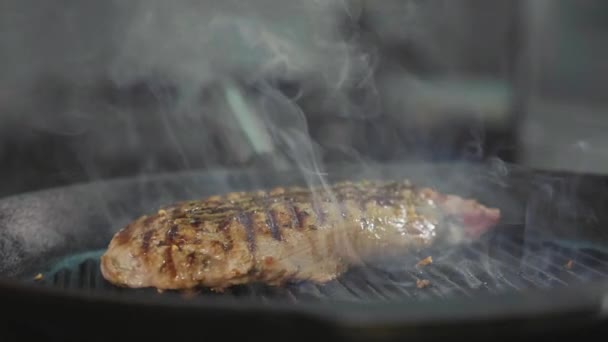 Freír carne en una sartén. Primer plano preparando filete en el restaurante, cámara lenta — Vídeos de Stock