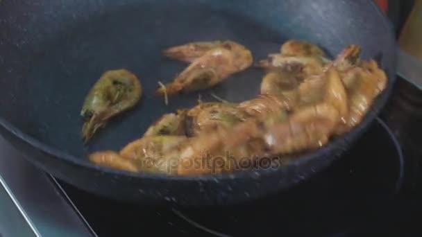 Frittierte Garnelen bereiten Pfanne in Nahaufnahme Zeitlupe. — Stockvideo