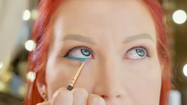 Make-up artist εφαρμογή μακιγιάζ μοντέλα μάτι. Κλείνω πάνω θέα. — Φωτογραφία Αρχείου