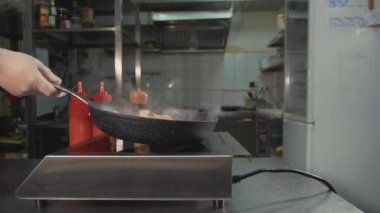 Şef bir Pan, yakın çekim yavaş hareket karides kızartma.