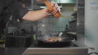 Zor durumda pan kızartma et. Şef dökme baharat biftek, yavaş pişirme