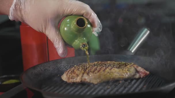 Maso při smažení na pánvi pánev. Detailní přípravu steak v restauraci, zpomalené — Stock video