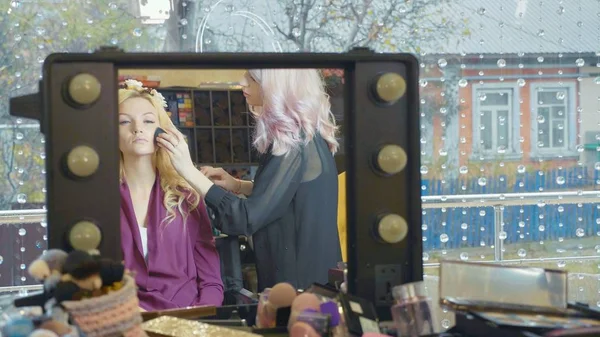 Professioneel kunstenaar maken Make-up de jonge mooie zakenvrouw. — Stockfoto
