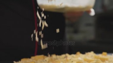 Şef peynir pizza ağır çekimde dökme Close-Up