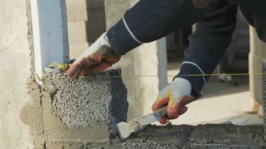 İnşaat işçisi tuğla duvar, inşaat sahasında closeup görünüm oluşturur