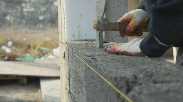 Bouwvakker bouwt bakstenen muur, close-up uitzicht op bouwplaats — Stockvideo