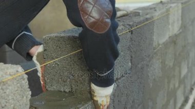İnşaat işçisi tuğla duvar, inşaat sahasında closeup görünüm oluşturur