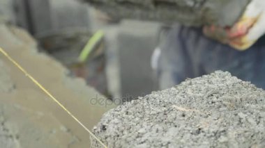 İnşaat işçisi tuğla duvar, inşaat sahasında closeup görünüm oluşturur