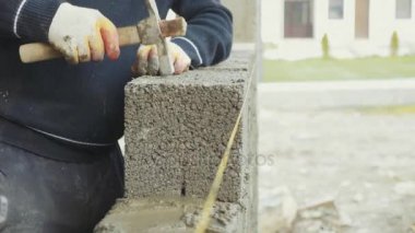 İnşaat işçisi tuğla duvar, inşaat sahasında closeup görünüm oluşturur