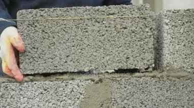 İnşaat işçisi tuğla duvar, inşaat sahasında closeup görünüm oluşturur