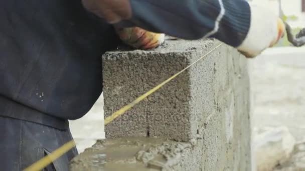 Byggnadsarbetare bygger tegelvägg, närbild Visa på byggarbetsplats — Stockvideo