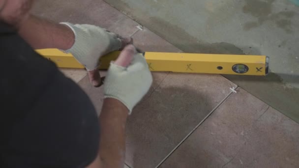 Operaio professionista posa di piastrelle sul pavimento — Video Stock