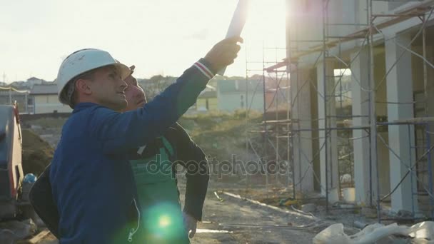 Εργαζόμενος κατασκευή και μηχανικός μιλώντας στο εργοτάξιο το site — Αρχείο Βίντεο