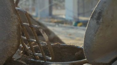Beyaz işçi tarafından kürek inşaat sahasında beton mikser kuma dökülen