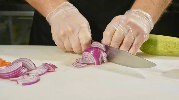 Profesyonel şef sebze, yakın çekim doğrama