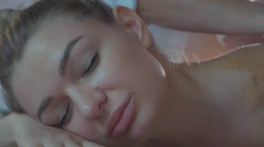 Cilt Bakımı spa Salonu, yakın çekim ağır çekim genç güzel kadın portresi.