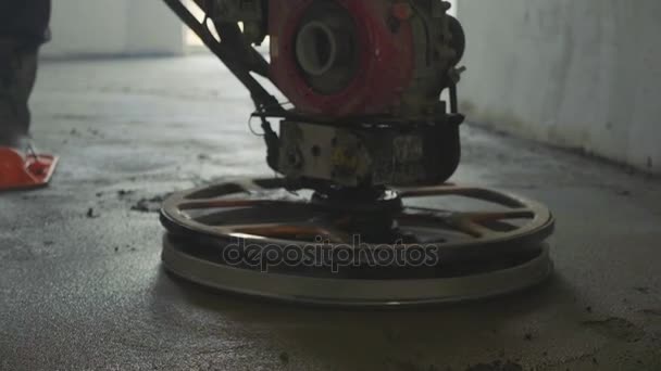 Regla de lechada mecanizada piso de hormigón primer plano cámara lenta — Vídeos de Stock