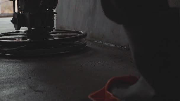 Massetto meccanizzato malta pavimento di cemento close-up rallentatore — Video Stock