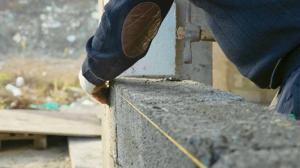 Pekerja konstruksi membangun dinding bata, pandangan dekat di lokasi konstruksi — Stok Foto