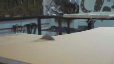 Dairesel tablo yavaş çekimde marangoz atölyesinde ahşap levha kesme gördüm