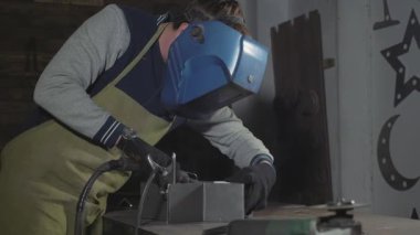 Kaynak çelik ve demir onun atölyesinde ağır çekimde demirci yakın çekim.