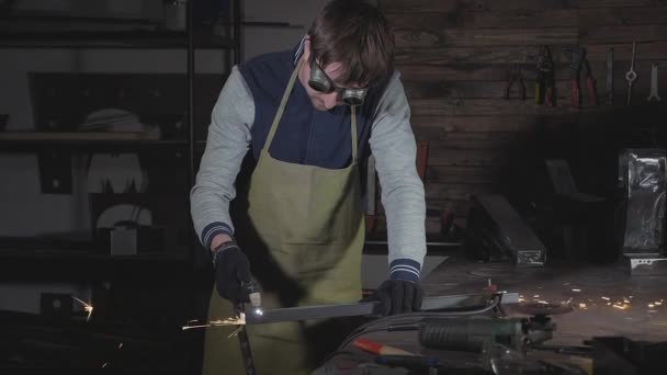 Herrero corta detalles de hierro a través de cortador de plasma en su taller, cámara lenta . — Vídeos de Stock
