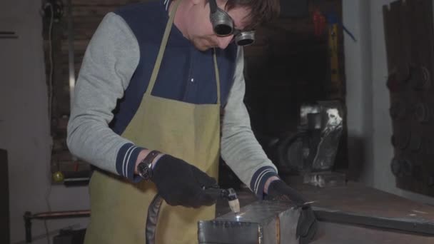 Le forgeron coupe les détails en fer via un découpeur plasma à son atelier, au ralenti . — Video