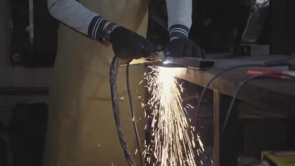 Smid snijdt ijzer details via plasma snijder in zijn atelier, slow-motion. — Stockvideo